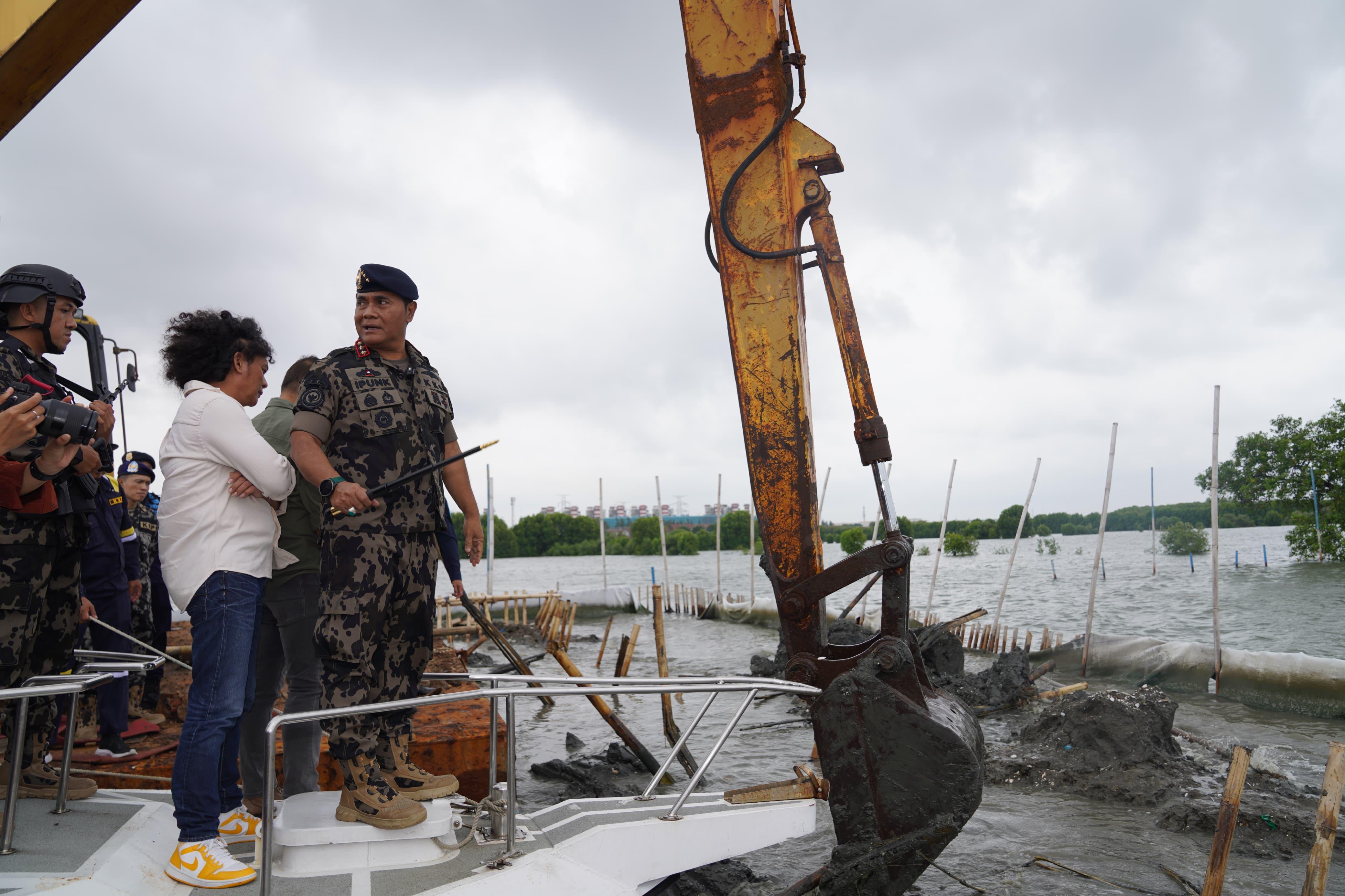 TNI sedang membongkar pagar laut di wilayah Tangerang. (Foto/Istimewa)