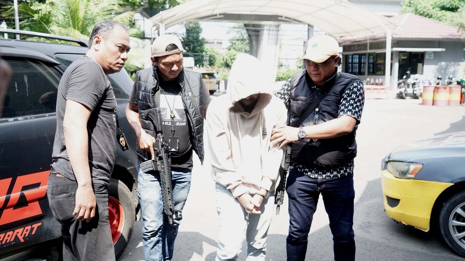 Polisi tangkap sopir truk yang bawa kabaru belasan ton beras premium. (Foto/Istimewa).