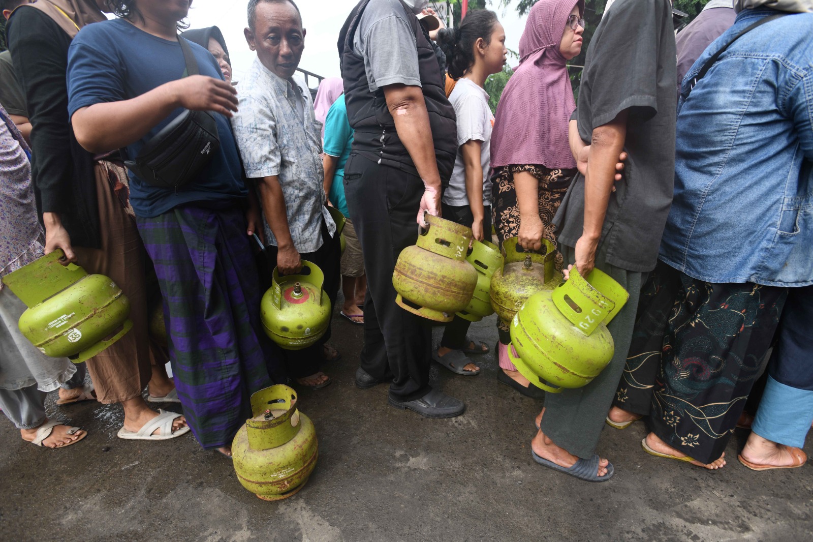 Warga mengantre gas elpiji 3 kilogram. (Foto/istimewa).