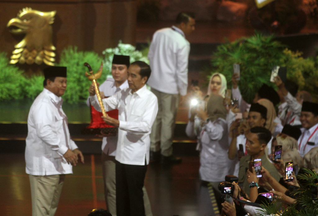 Presiden Prabowo Subianto (kiri) yang juga Ketua Umum Partai Gerindra memberikan keris emas ke Presiden ke-7 Joko Widodo (kedua kanan) saat menghadiri perayaan HUT ke-17 Partai Gerindra di Sentul International Convention Center, Bogor, Jawa Barat, Sabtu (15/2/2025). (Berita Nasional.com/Oke Atmaja)