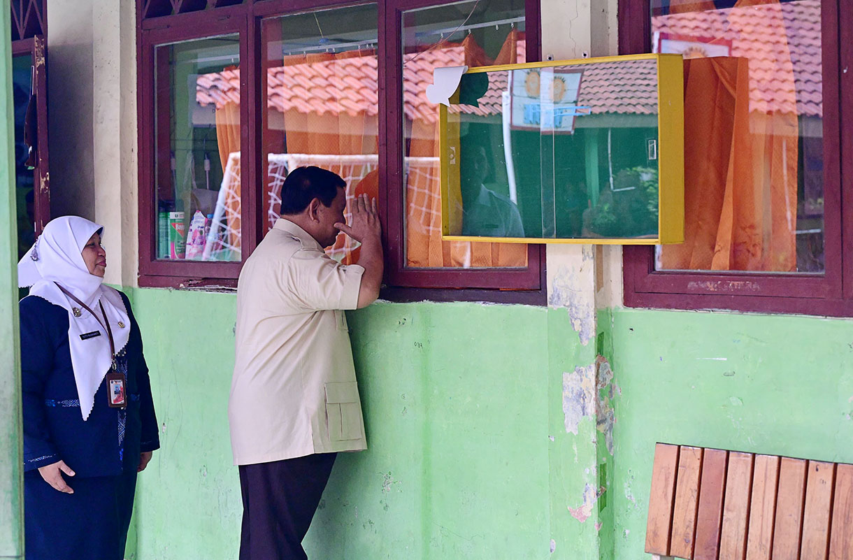 Presiden Prabowo Subianto meninjau pelaksanaan program Makan Bergizi Gratis (MBG) di SDN Jati 05 Pagi, Pulogadung, Jakarta Timur, pada Senin (3/3/2025.  (Beritanasional.com/Biro Pers Sekretariat Presiden/OkeAtmaja)