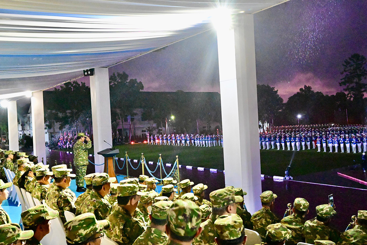 Presiden Republik Indonesia Prabowo Subianto memimpin Upacara Parade Senja dan Penurunan Bendera Sang Merah Putih di Akademi Militer (Akmil) Magelang, Jawa Tengah, Kamis (27/2/2025). (Foto: Rusman - Biro Pers Sekretariat Presiden)