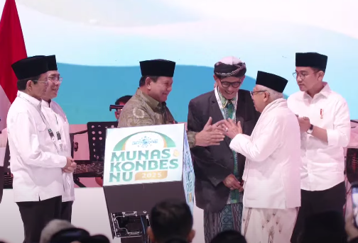 Presiden Prabowo Subianto (dua dari kiri) bersalaman dengan mantan Wapres Ma'ruf Amin. (Foto/YouTube Setpres)