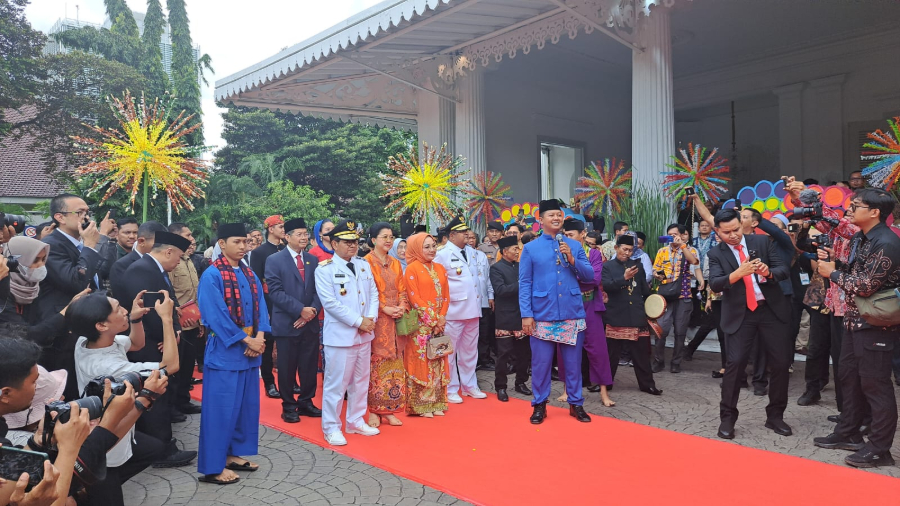 Gubernur dan Wakil Gubernur Jakarta Terpilih Pramono-Rano bersama para mantan gubernur dalam Perayaan Bentang Harapan. (BeritaNasional/Lydia)