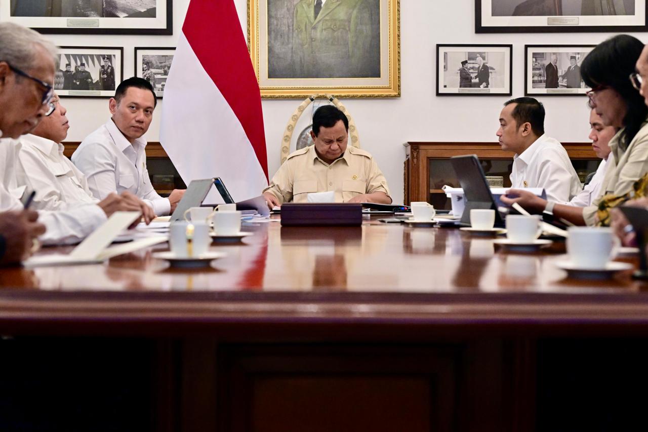 Presiden Prabowo Subianto menerima Menko Bidang Infrastruktur dan Pembangunan Kewilayahan Agus Harimurti Yudhoyono (AHY), Kementerian PU, dan Otorita IKN di Istana Merdeka, Jakarta. (Foto/Tim Prabowo)