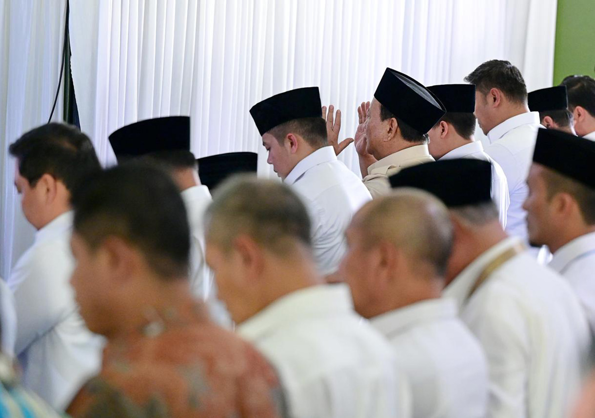 Presiden Prabowo Subianto melaksanakan ibadah salat Jumat di Tenda Ibadah Peserta Retret, Kabupaten Magelang, Provinsi Jawa Tengah, Jumat (28/2/2025).(Beritanasional.com/Oke Atmaja)