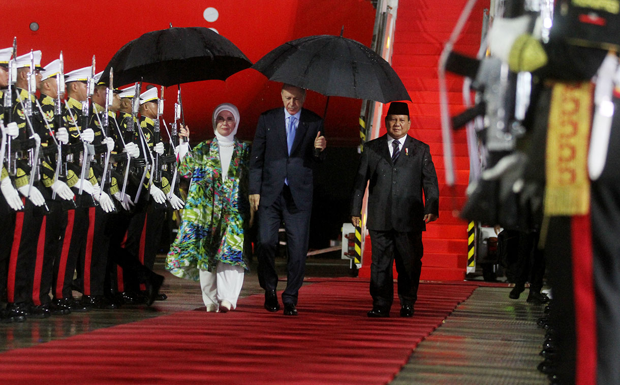 Presiden Prabowo Subianto (kanan) bersama Presiden Turki Recep Tayyip Erdogan (tengah) dan istrinya, Emine Erdogan (kiri) melambaikan tangan kepada wartawan di Pangkalan Udara TNI AU Halim Perdanakusuma, Jakarta, Selasa (11/2/2025).  (Beritanasional.com/Oke Atmaja)