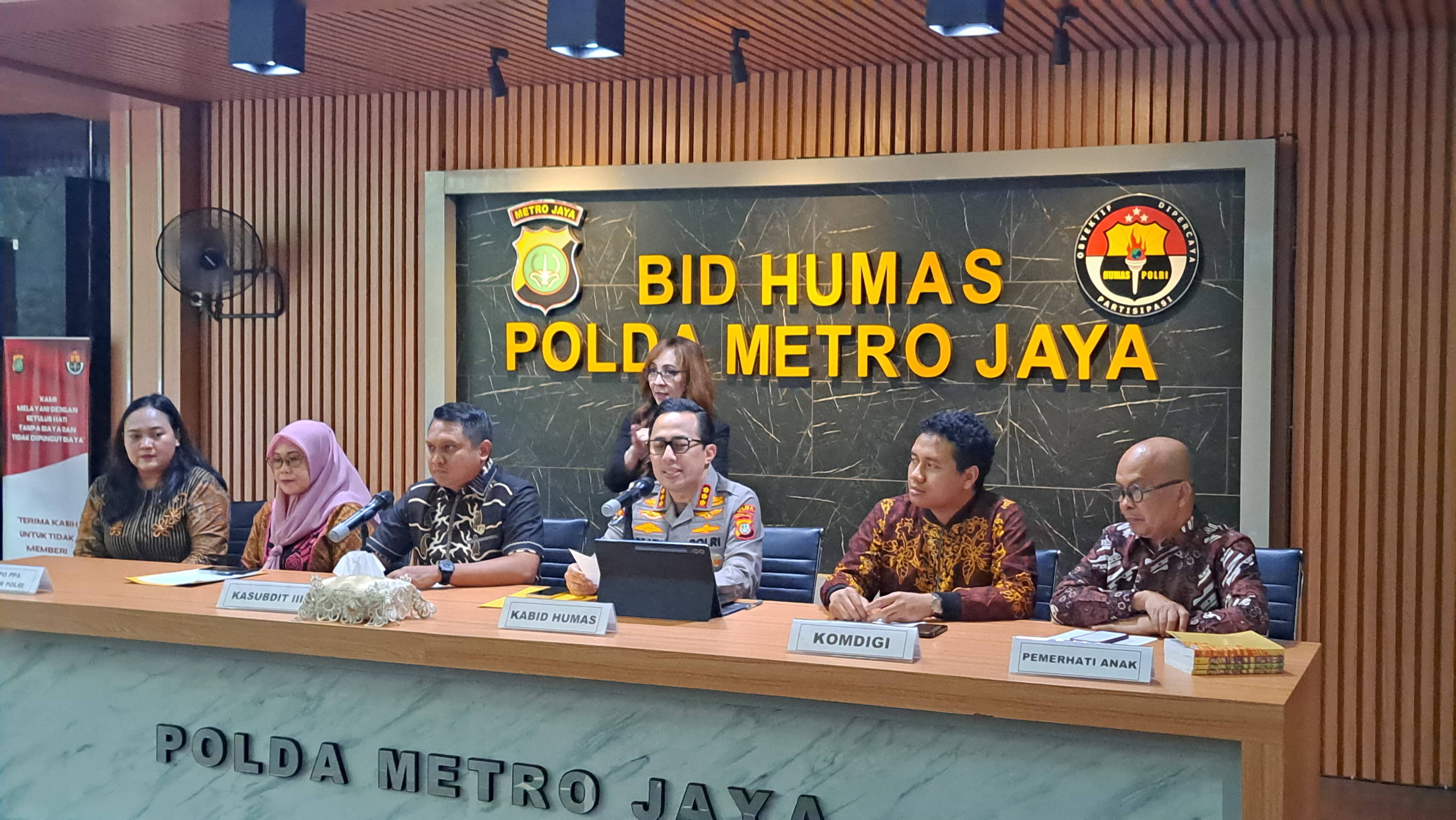 Kabid Humas Polda Metro Jaya Kombes Ade Ary Syam Indradi (tiga dari kanan) saat jumpa pers pada Jumat (21/2/2025). (BeritaNasional/Bachtiarudin Alam)