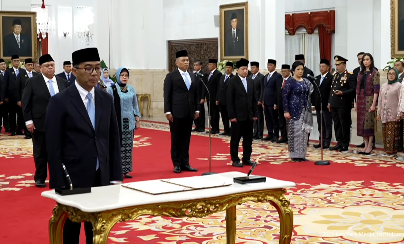 Presiden Republik Indonesia, Prabowo Subianto secara resmi melantik Guru Besar Institut Teknologi Bandung (ITB), Prof. Brian Yuliarto, sebagai Mendiktisainstek. (Foto/Istimewa).