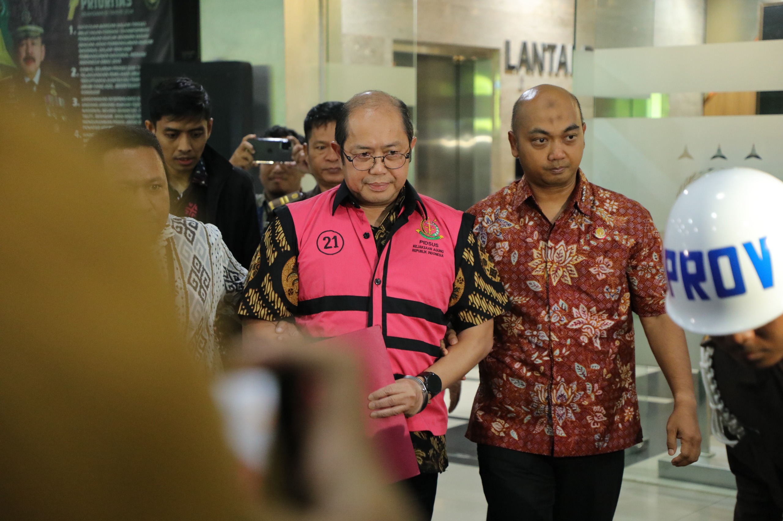 Dirjen Anggaran Kemenkeu Isa Rachmatarwata (rompi pink) ditetapkan sebagai tersangka. (Foto/Kejagung)