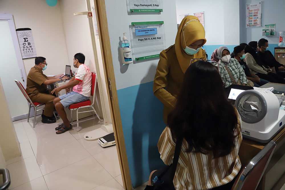 Warga antusias mendatangi Puskesmas untuk memeriksa kesehatan gratis dari program pemerintah. (BeritaNasional/Elvis Sendouw)