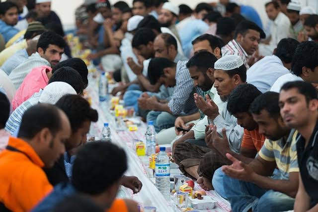 Umat Muslim saat berbuka puasa bersama (BeritaNasional/pixabay)