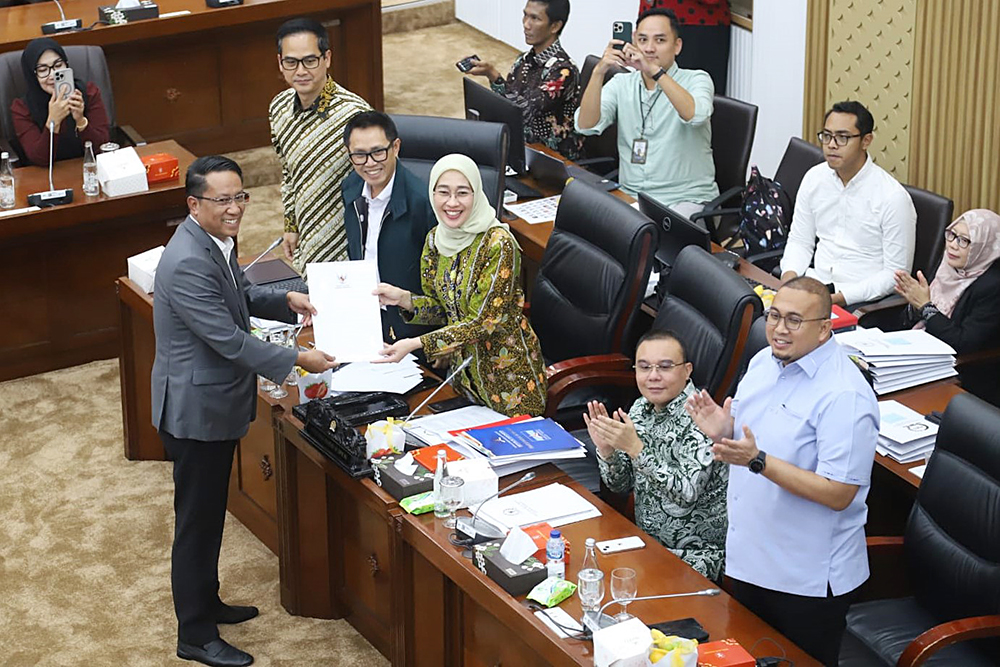 Komisi VI DPR gelar Rapat Kerja Tingkat I dengan Kementerian BUMN RI, Menteri Hukum RI, Kementerian Keuangan RI, dan Kementerian Sekretaris Negara RI terkait pembahasan RUU BUMN. (BeritaNasional/Elvis Sendouw)