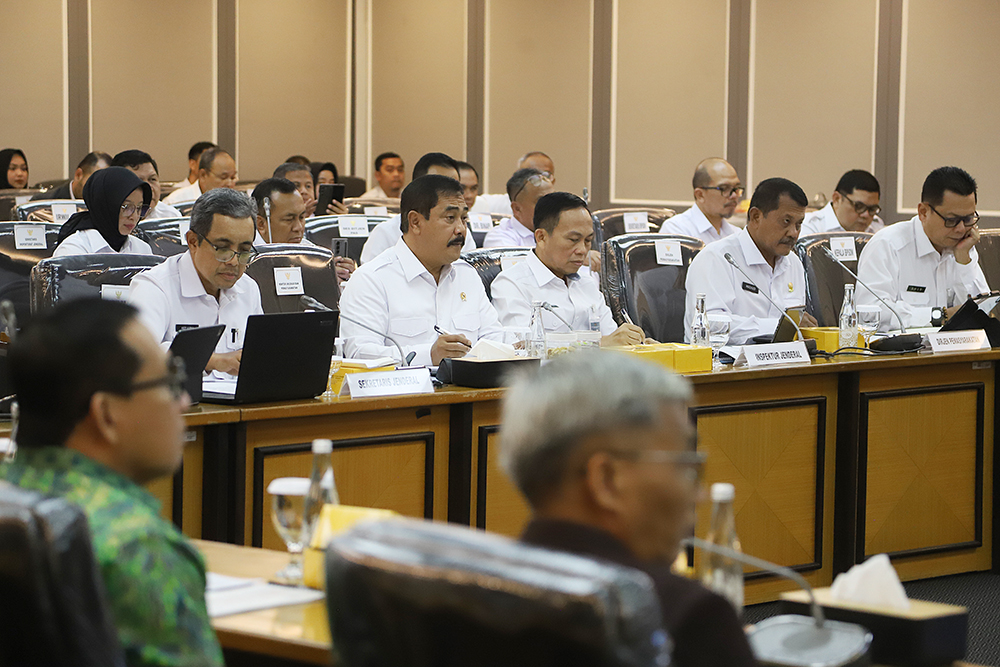 Menteri Imipas Agus Andrianto (dua dari kiri) saat raker bersama DPR. (BeritaNasional/Elvis)