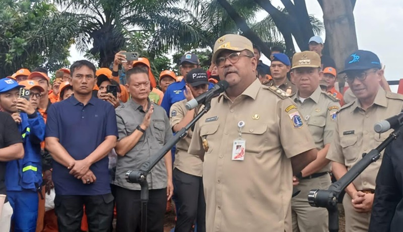 Wagub Jakarta Rano Karno saat meninjau pengerukan Kali Krukut. (Foto/Pemprov Jakarta)