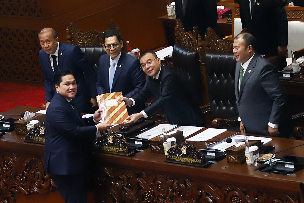 Rapat Paripurna Pembicaraan Tingkat II/Pengambilan Keputusan terhadap RUU Tentang Perubahan Ketiga Atas Undang-Undang Nomor 19 Tahun 2003 Tentang Badan Usaha Milik Negara (BUMN). (BeritaNasional/Elvis Sendouw)