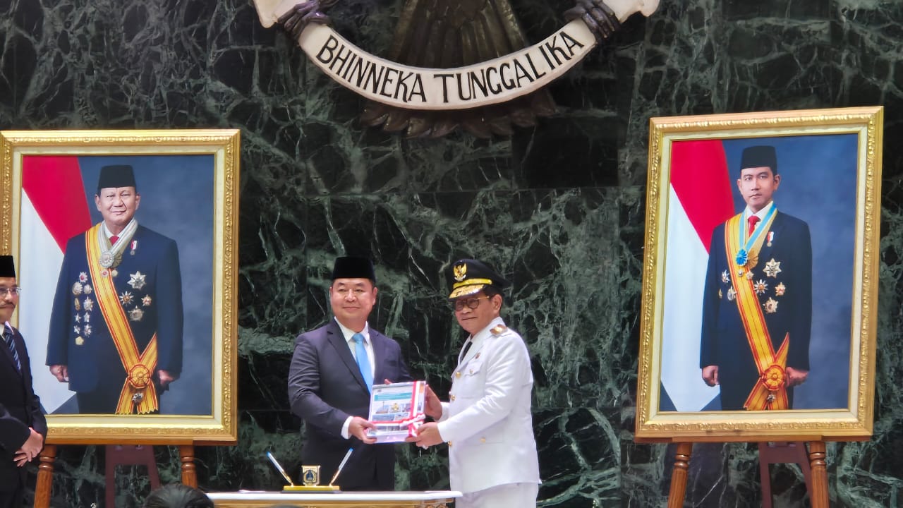 Gubernur Jakarta Pramono Anung (kanan) melakukan sertijab dengan Pj Gubernur Teguh Setyabudi di Balai Kota. (Foto/Tim Pramono)