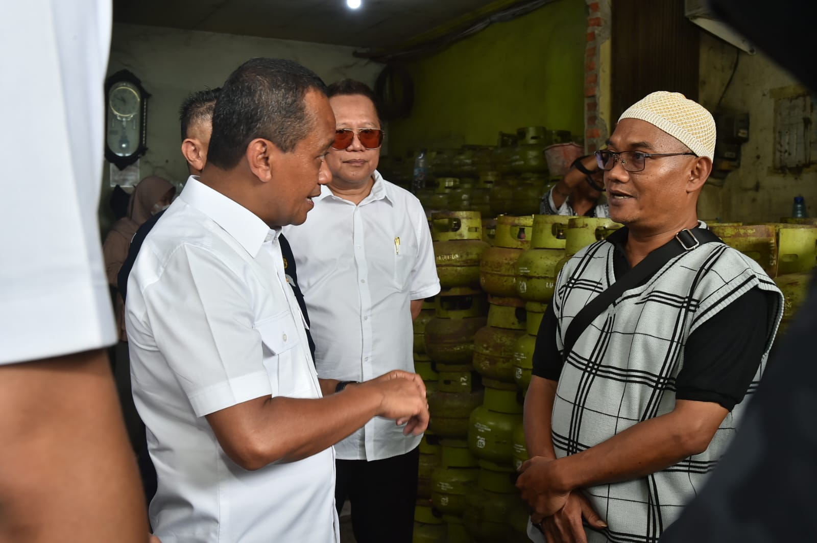 Menteri ESDM (kiri) saat berbincang dengan agen tabung gas. (Foto/Kementerian ESDM)