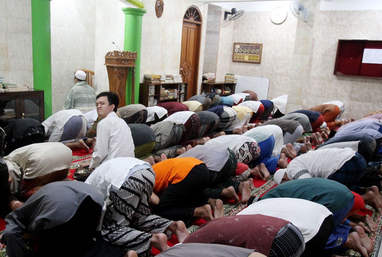 Umat Islam melaksanakan shalat tarawih di Masjid Istiqomah Jalan Menteng Tenggulun, Jakarta,Jumat (28/2/2025). (Beritanasional.com/Oke Atmaja)