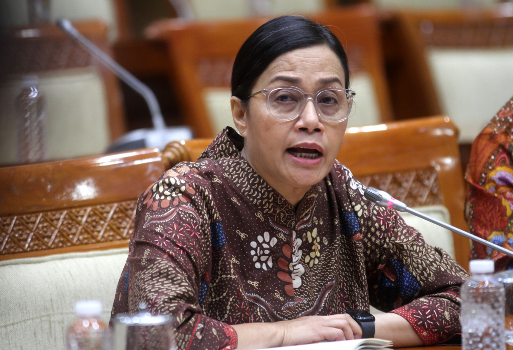 Menteri Keuangan Sri Mulyani Indrawati memberikan keterangan pers terkait efisiensi anggaran di lingkungan Kementerian/Lembaga di Komisi III DPR, Kompleks Parlemen, Senayan, Jakarta, Jumat (14/2/2025). (Berita Nasional.com/Oke Atmaja)