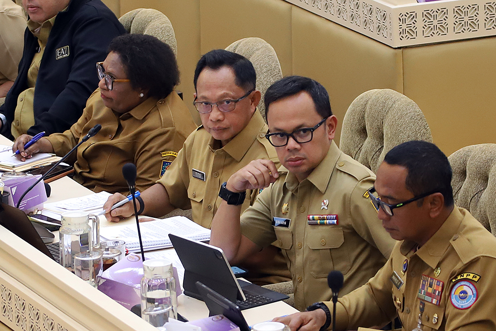 Mendagri Tito Karnavian (tiga dari kiri) saat mengikuti raker dengan DPR. (BeritaNasional/Elvis Sendouw)