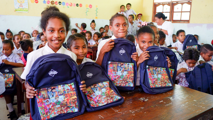 Program Telkomsel “Sambungkan Senyuman untuk Generasi Gemilang” telah mendistribusikan ribuan tas sekolah kepada pelajar. (Foto/Doc. Telkomsel)