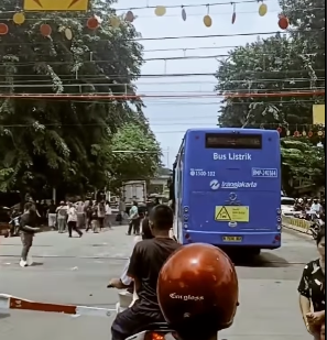 Bus Transjakarta yang terjebak di rel kereta. (Foto/Instagram)