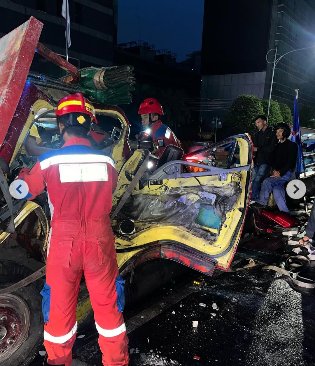 Petugas mengevakuasi korban dan truk di lokasi kejadian. (BeritaNasional/Lydia)