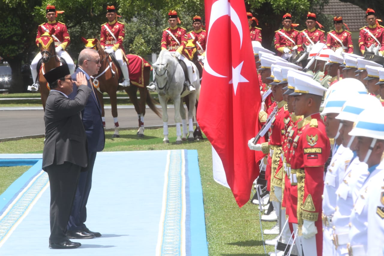 Presiden Indonesia Prabowo Subianto berjalan bersama Presiden Turki Recep Tayyib Erdogan. (BeritaNasional/Oke Atmaja)