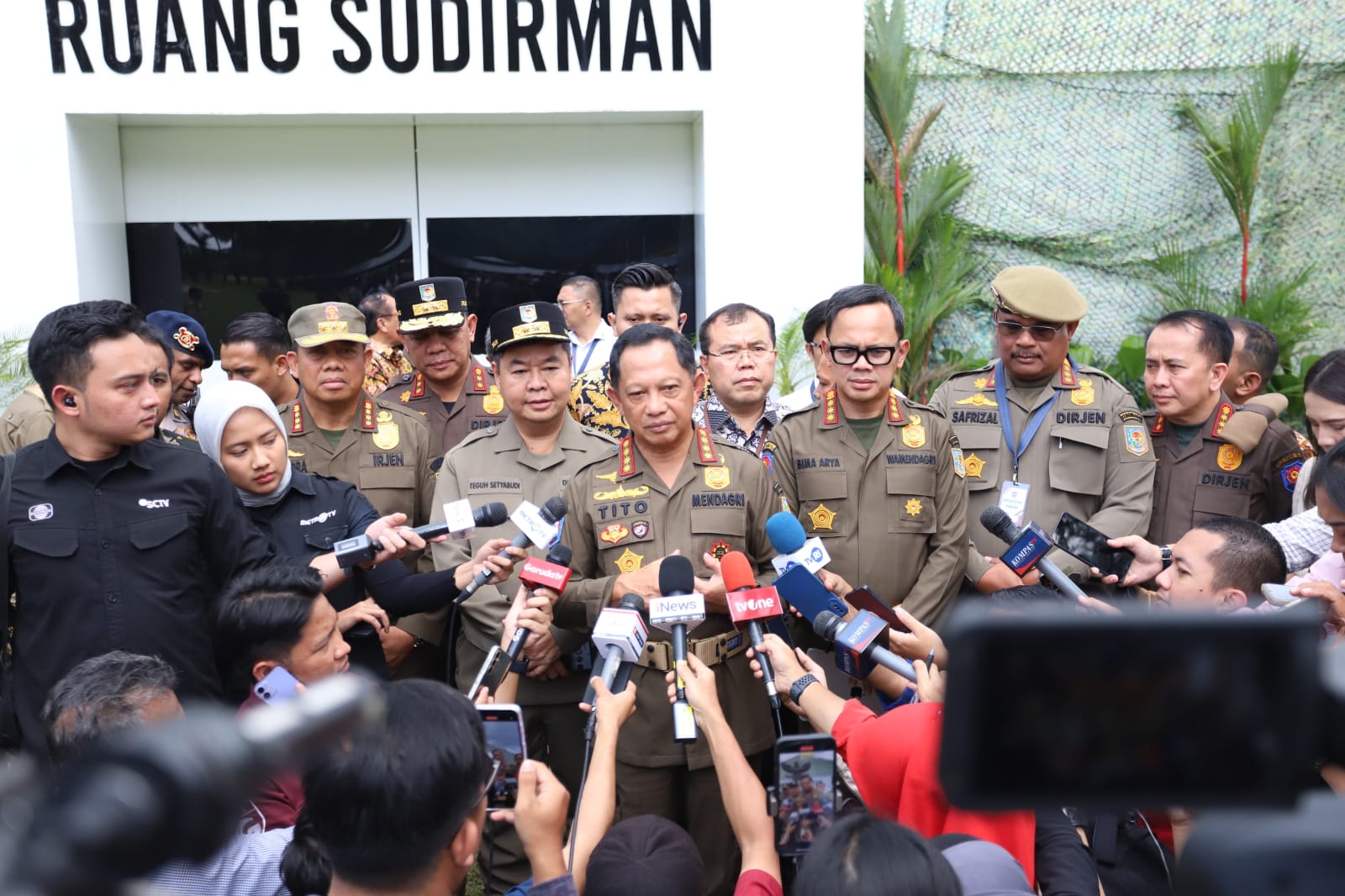 Mendagri Tito Karnavian (tengah) bersama Wamendagri Bima Arya (tiga dari kanan) saat diwawancarai. (Foto/Kemendagri)