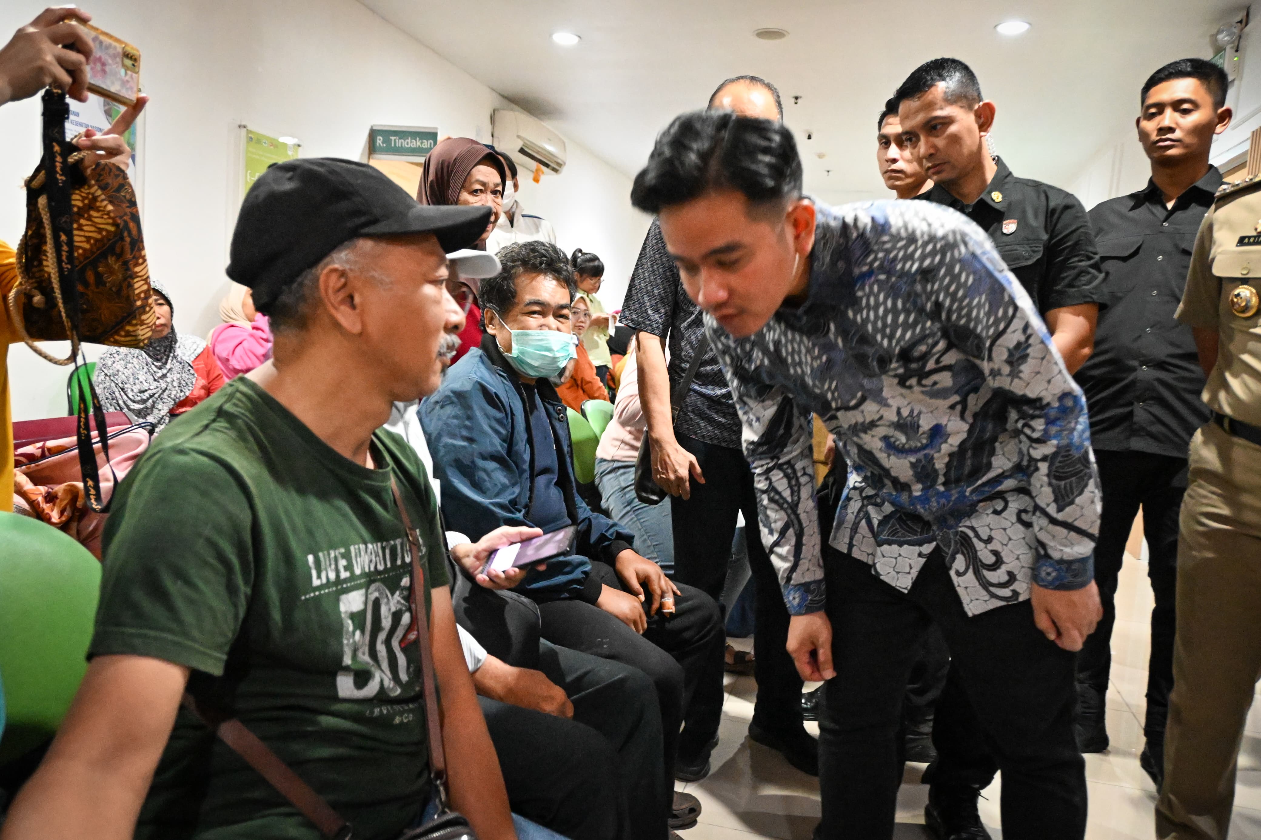 Wakil Presiden Gibran Rakabuming Raka meninjau pelaksanaan program cek kesehatan gratis.  (BeritaNasional/Elvis Sendouw/HO Setwapres)