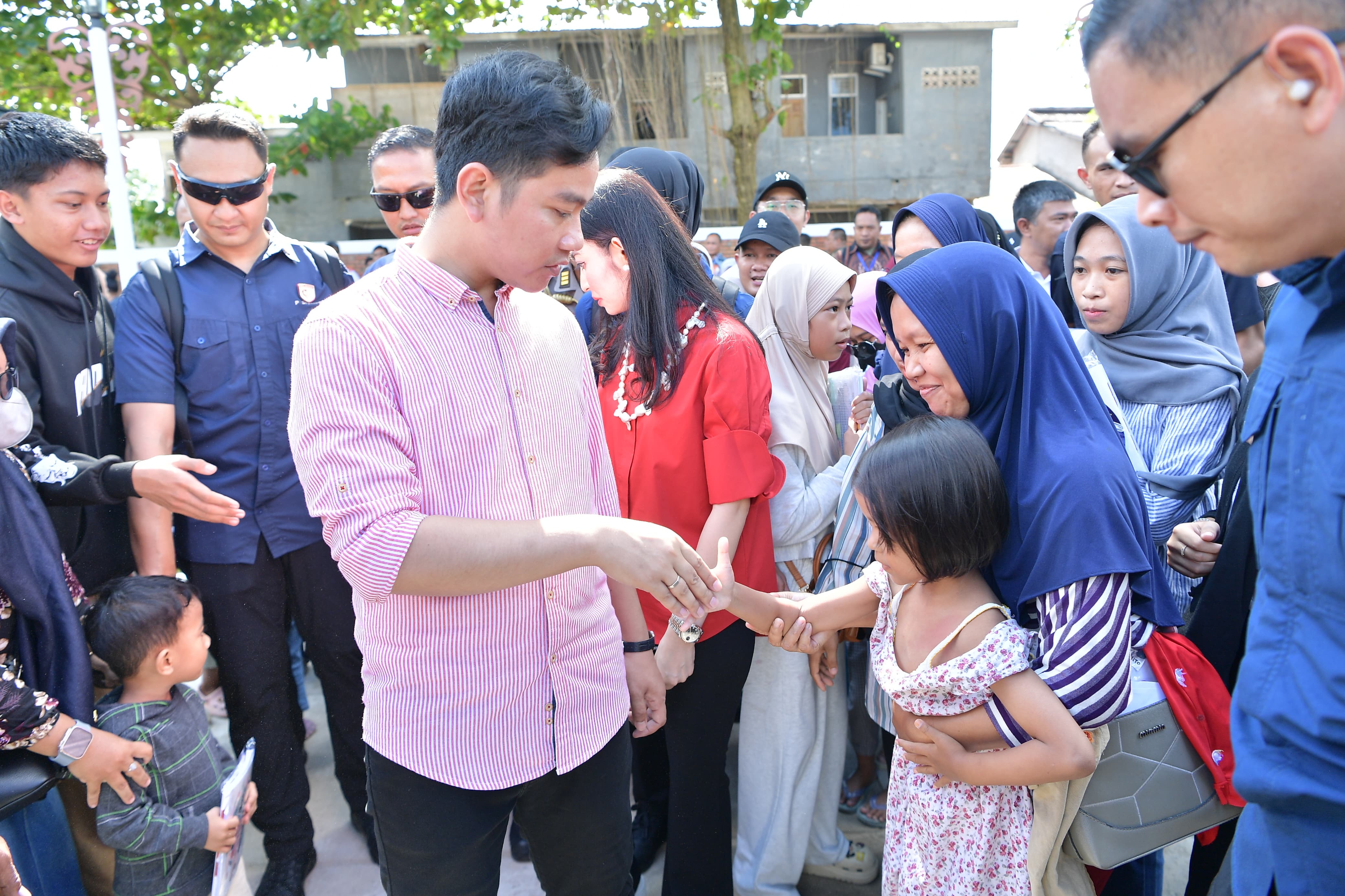 Wakil Presiden (Wapres) Gibran Rakabuming meninjau penataan Kawasan Pusaka. (BeritaNasional/Elvis Sendouw/HO Biro Pers Wapres)