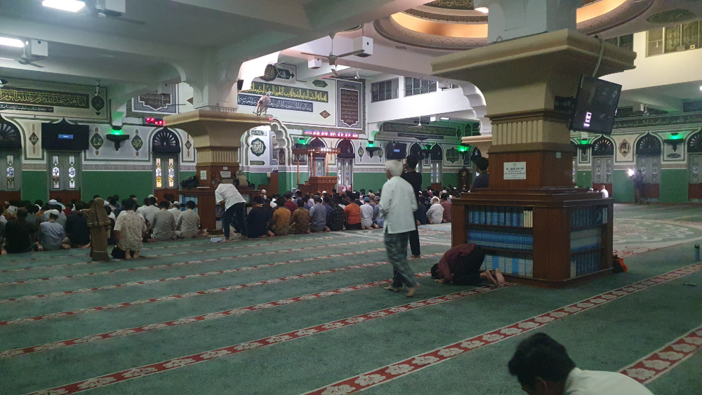 Jemaah melaksanakan salat Tarawih di Masjid Agung Al-Azhar, Jakarta Selatan. (BeritaNasional/Bachtiarudin Alam)