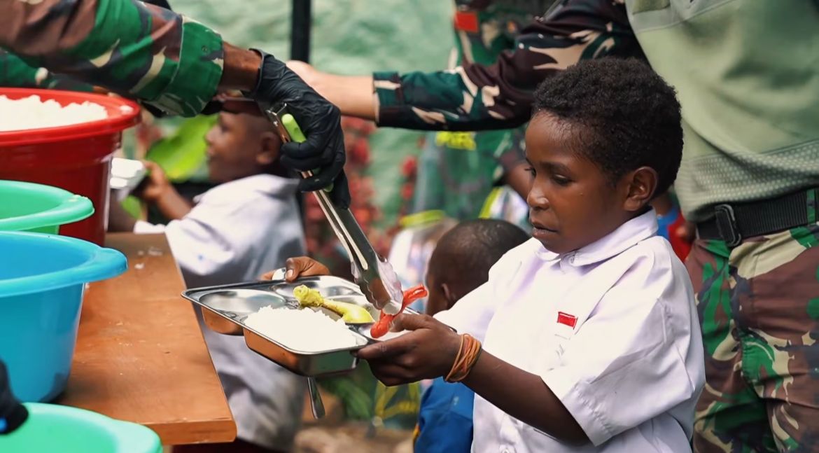 Warga Distrik Homeyo Papua Tengah Sambut Bahagia Makan Bergizi Gratis. (Foto/Istimewa).