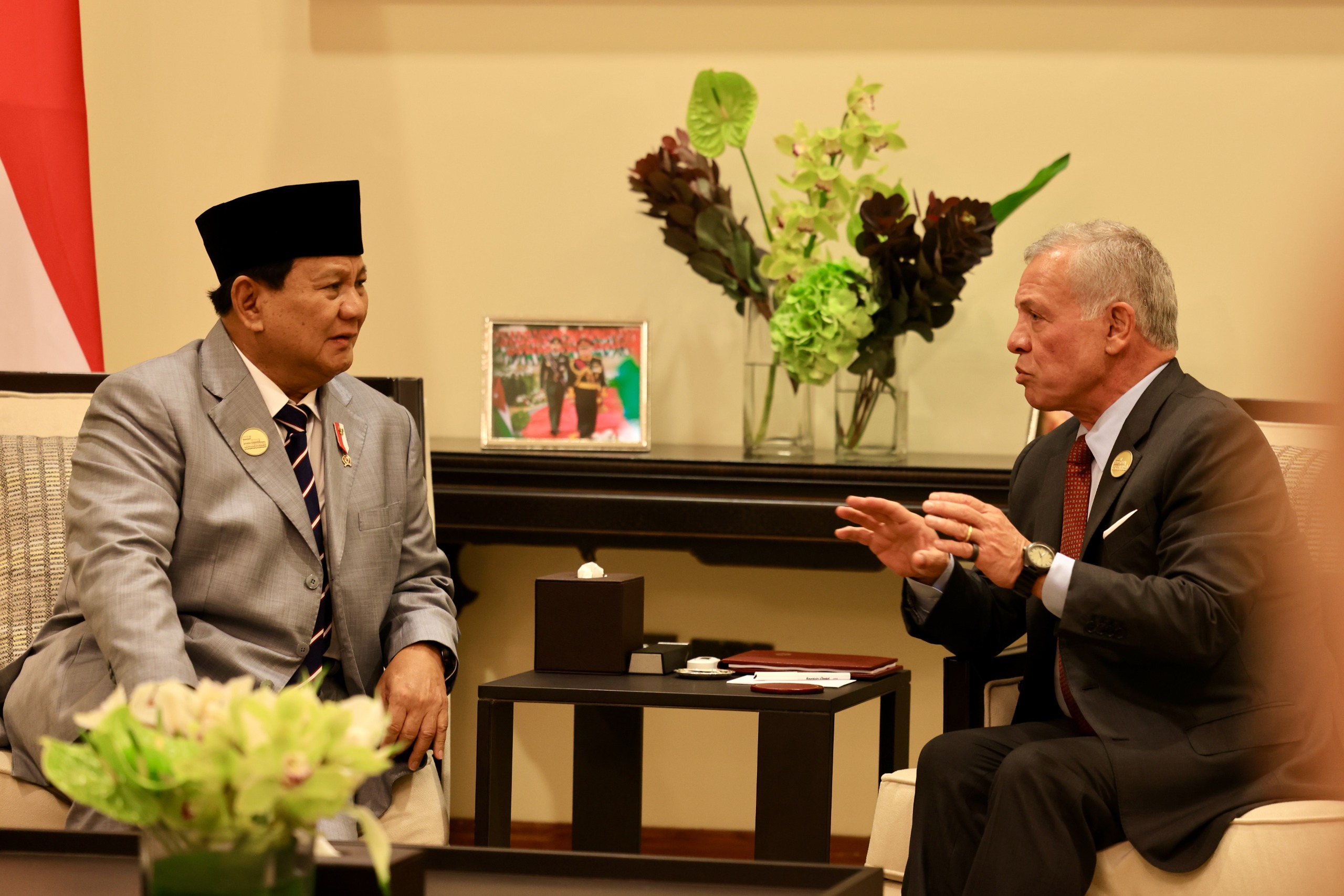 Presiden Prabowo Subianto saat menjadi Menteri Pertahanan bersama Raja Yordania Abdullah II bin Al-Hussein kembali duduk bersama. (BeritaNasional/Tim Prabowo)