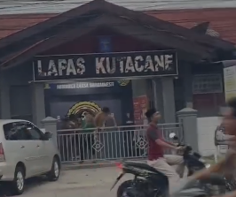 Narapidana melompat pagar utama lapas, kabur. (BeritaNasional/istimewa)