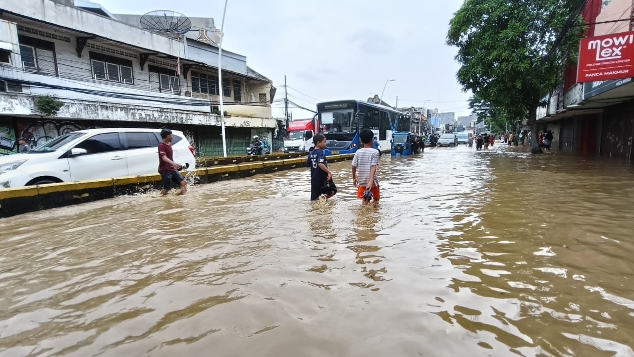 Anak-anak bermain air banjir di Jatinegara, Jakarta Timur. (BeritaNasional/Oke Atmaja)