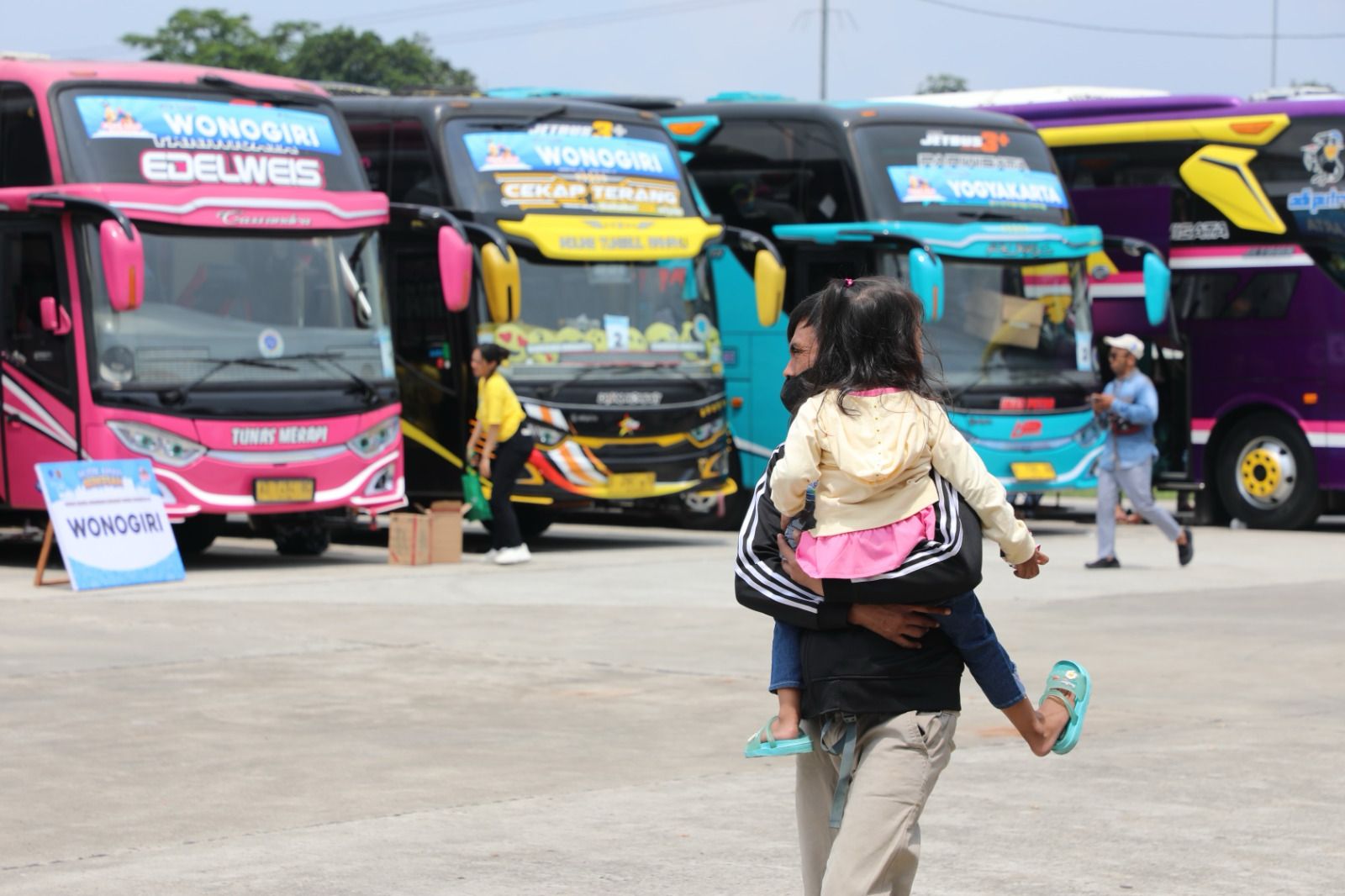 Bus antara provinsi dan warga yang akan mudik di terminal (BeritaNasional/Kemenhub).