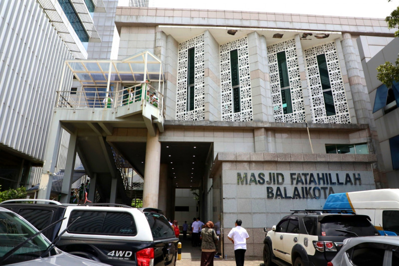 Jemaah memasuki Masjid Fatahillah Balai Kota Jakarta. (Foto/Berita Jakarta)