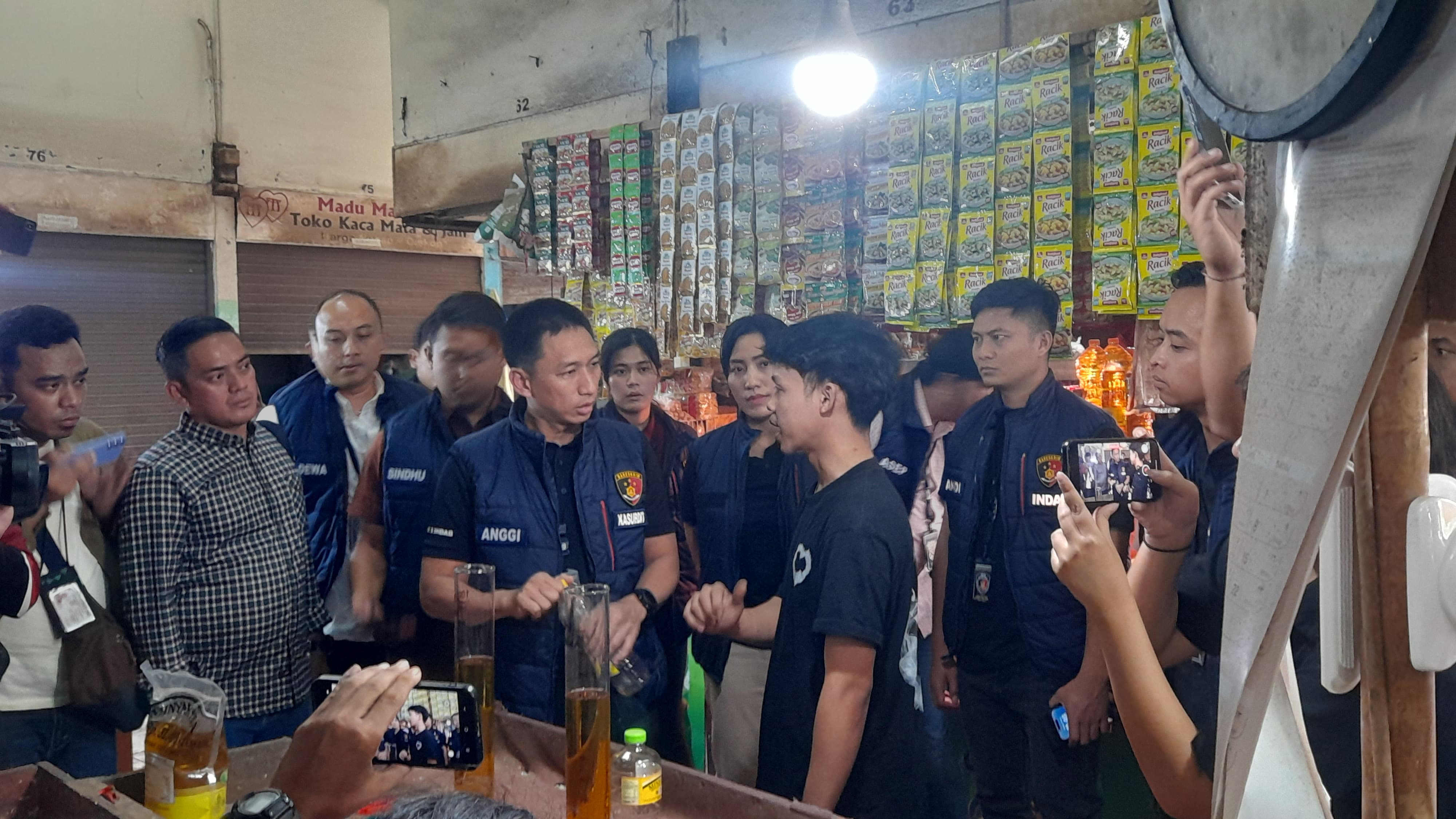 Polisi sidak pasar temukan Minyakita tidak sesuai takaran. (BeritaNasional/Bachtiarudin Alam)