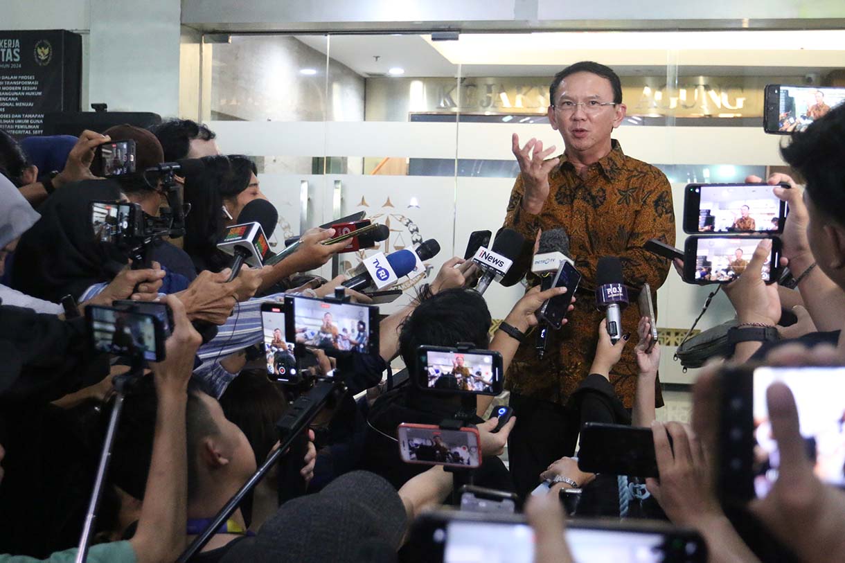 Mantan Komisaris Utama PT Pertamina Basuki Tjahaja Purnama alias Ahok berjalan keluar gedung usai menjalani pemeriksaan di Kejaksaan Agung, Jakarta, Kamis (13/3/2025). (Beritanasional.com/Oke Atmaja)