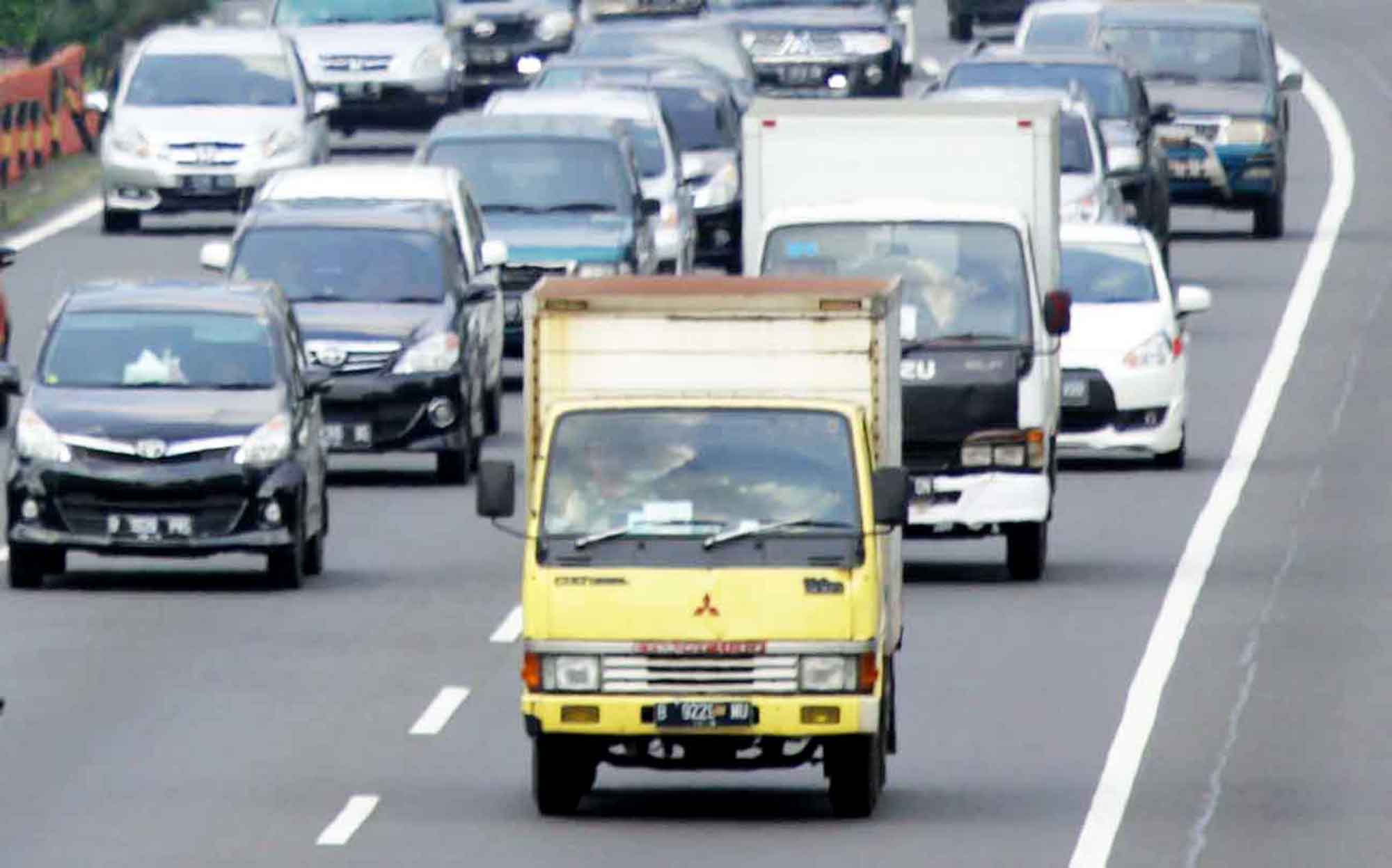 Truk logistik angkutan lebaran melintasi tol di Jakarta. (BeritaNasional/Oke Atmaja)