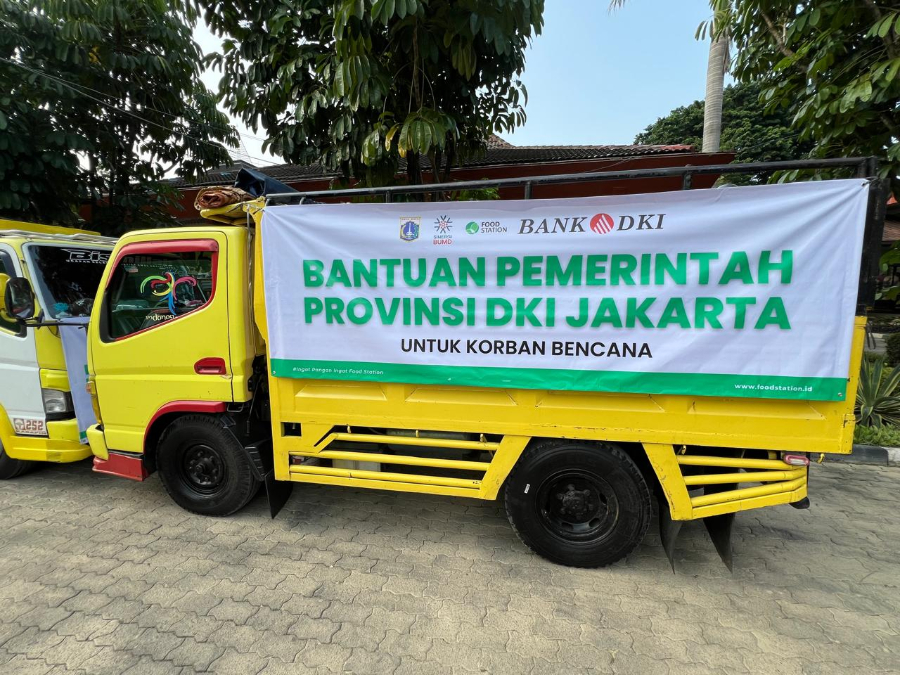 Bank DKI kirimkan bantuan beras dan sembako untuk warga Bekasi terdampak banjir.  (Foto/Doc. Bank DKI)