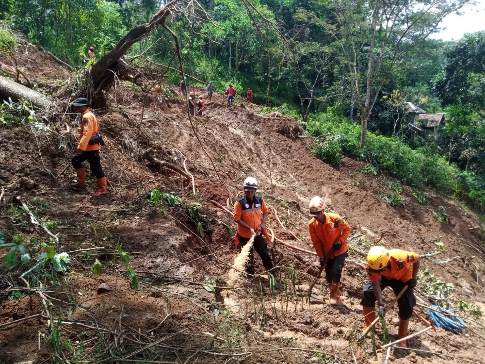 Petugas BNPB mencari korban hilang yang terseret banjir dan tanah longsor di Sukabumi, Jawa Barat. (Foto/BNPB)