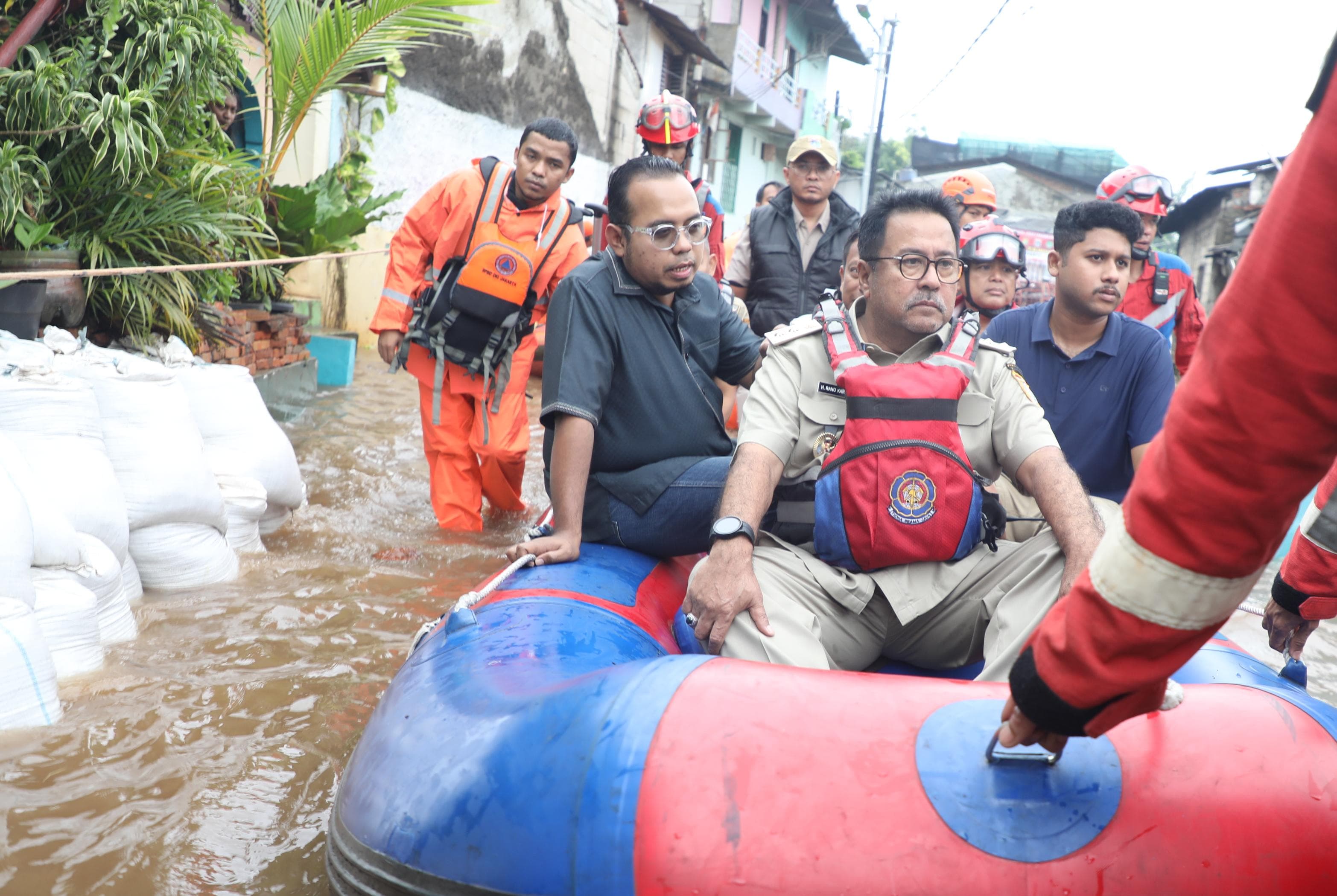 Wagub Rano Karno datangi lokasi banjir di Jakarta. (BeritaNasional/Lydia)