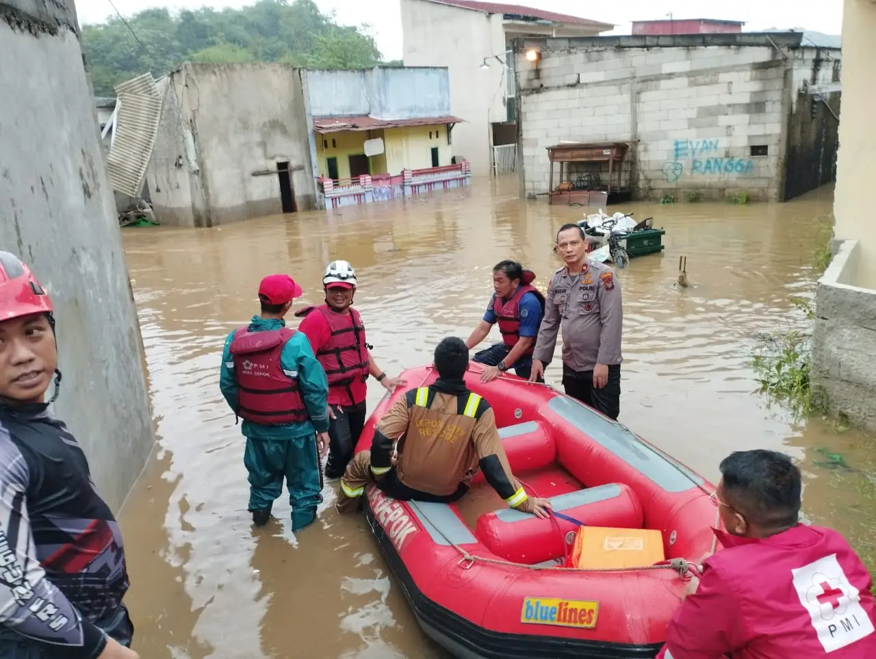 Petugas PMI Depok menjemput korban banjir di RW 02 Perumahan Griya Alif Kelurahan Pasir Putih, Kecamatan Sawangan, Selasa (4/3/2025). (Foto/PMI Depok)