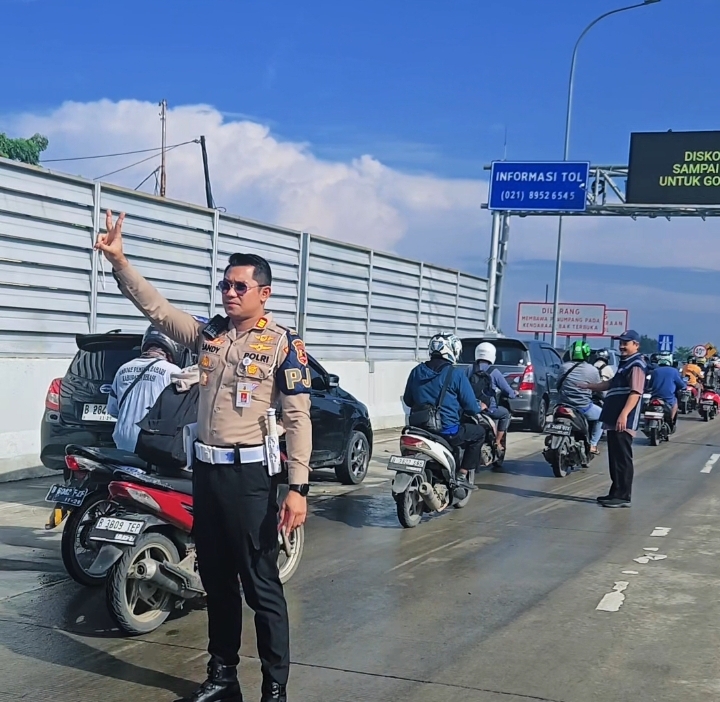 Pemotor melintasi jalan tol Cibitung-Tanjung Priok saat banjir kemarin. (Foto/Istimewa)