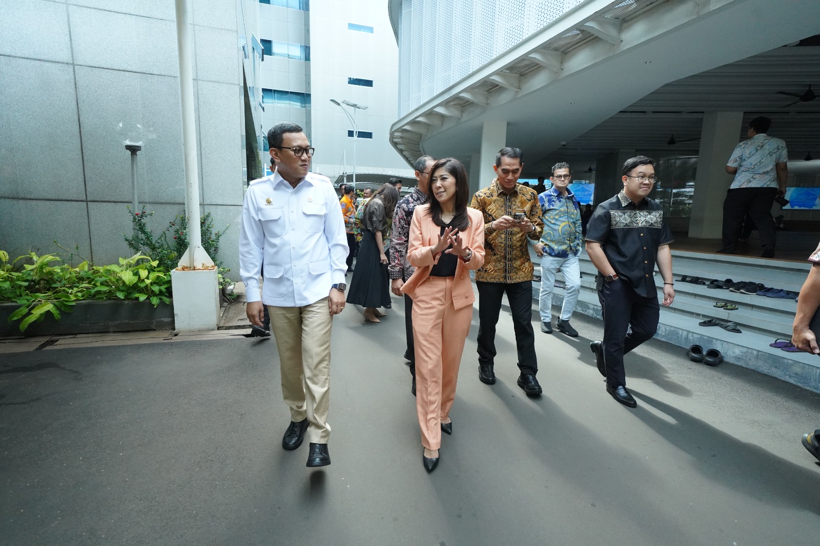 Menteri Pelindungan Pekerja Migran Indonesia (P2MI), Abdul Kadir Karding bertemu Menteri Komunikasi dan Digital (Menkomdigi) Meutya Hafidz. (BeritaNasional/Elvis Sendouw/HO Hms P2MI)