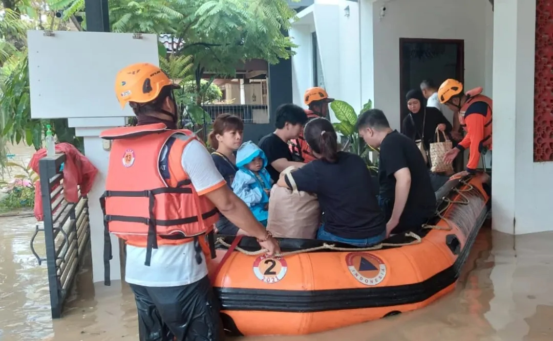 BPBD Jabar menerjunkan tim untuk mengevakuasi korban banjir di Bekasi. (Foto/Instagram/BPBD Jabar)