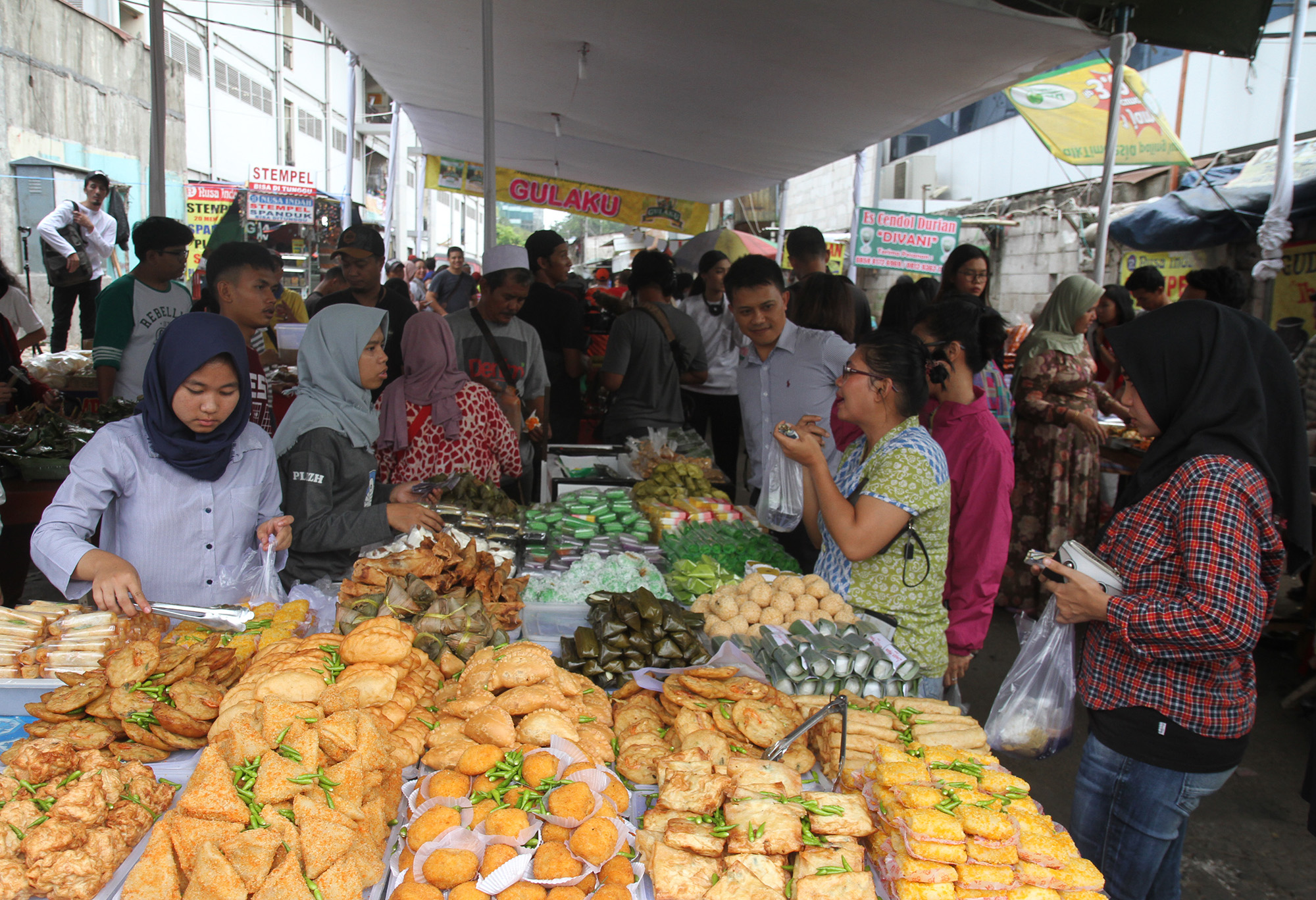 Sejumlah warga memborok takjil Ramadan. (BeritaNasional/Oke Atmaja).